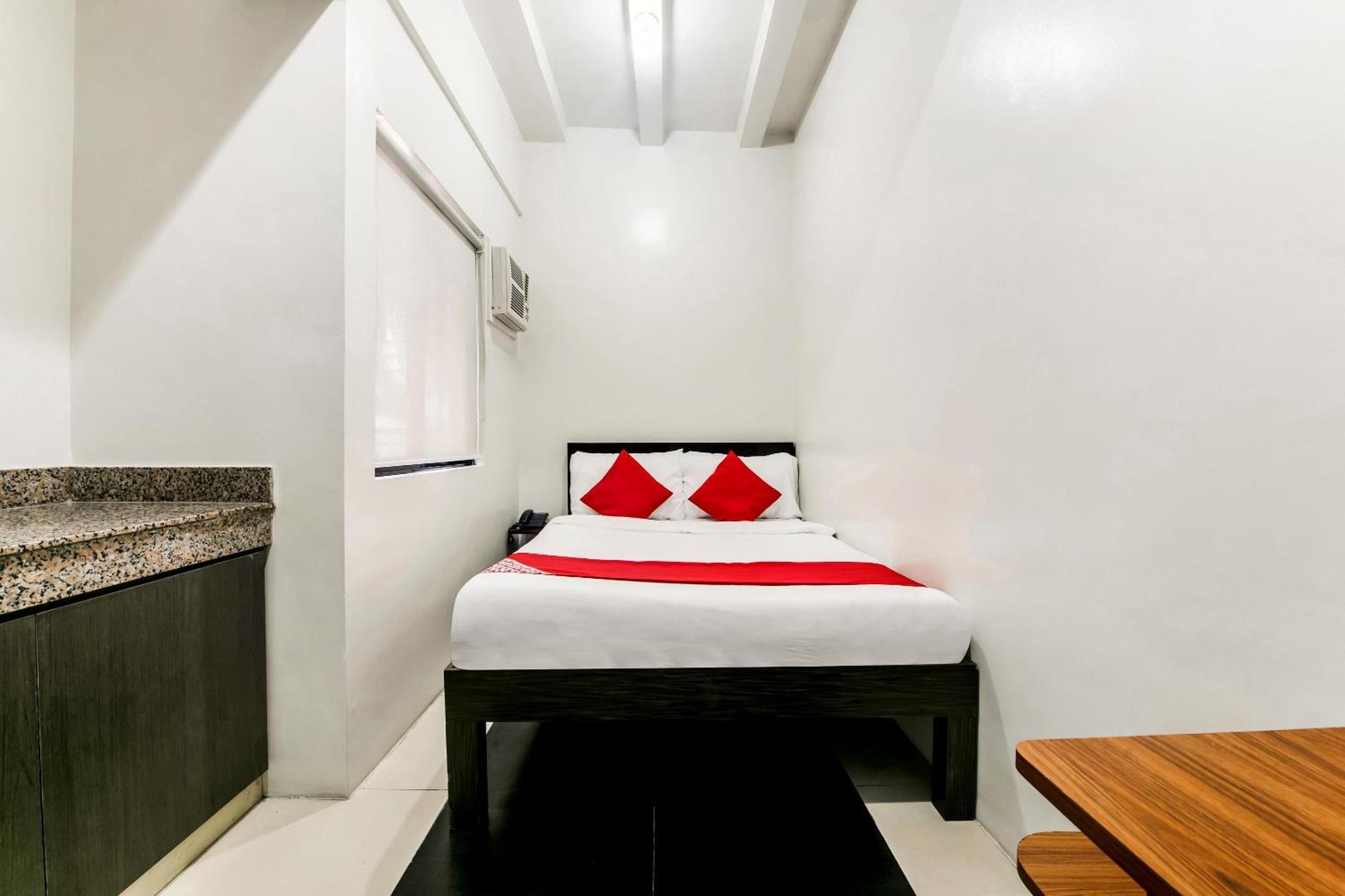 Oyo 136 Regal Residences Quezon City Exteriör bild